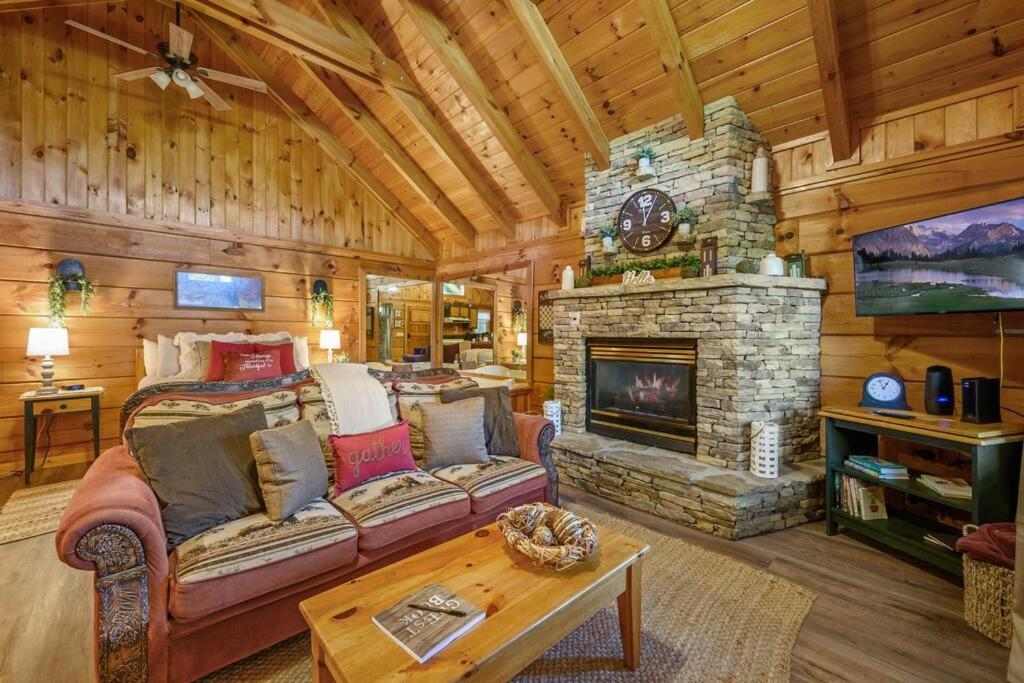 Do Not Disturb - Pigeon Forge Smoky Mountain Studio Cabin, Hot Tub, Fireplace 外观 照片