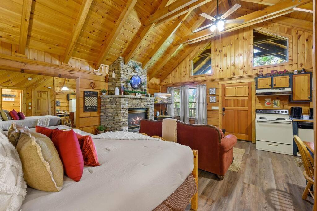 Do Not Disturb - Pigeon Forge Smoky Mountain Studio Cabin, Hot Tub, Fireplace 外观 照片