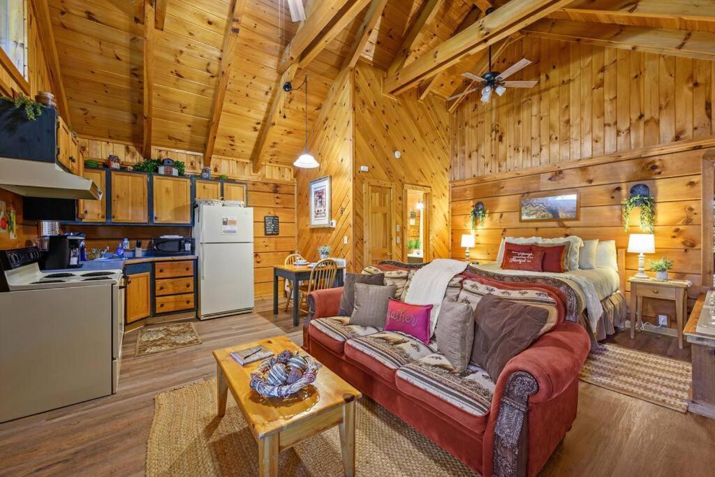 Do Not Disturb - Pigeon Forge Smoky Mountain Studio Cabin, Hot Tub, Fireplace 外观 照片
