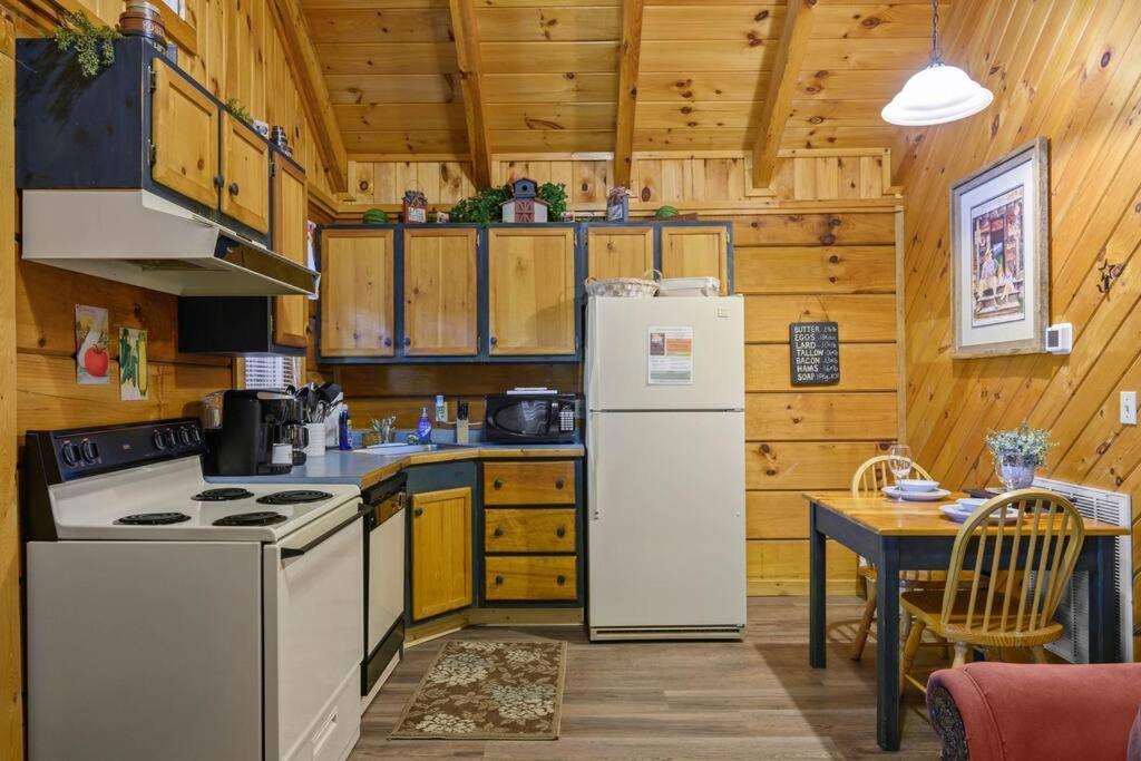 Do Not Disturb - Pigeon Forge Smoky Mountain Studio Cabin, Hot Tub, Fireplace 外观 照片