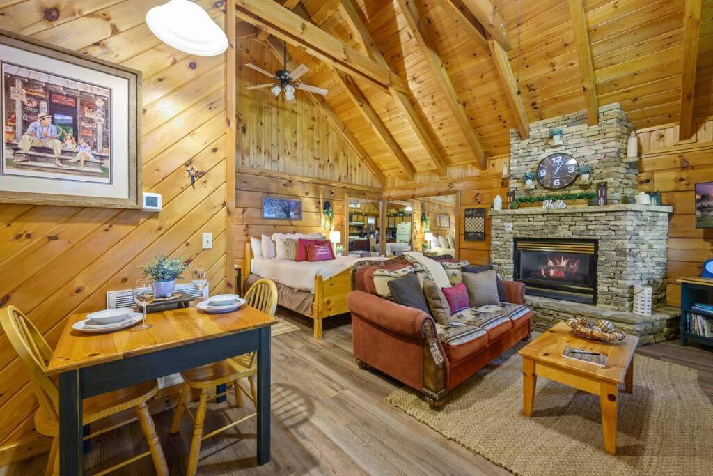 Do Not Disturb - Pigeon Forge Smoky Mountain Studio Cabin, Hot Tub, Fireplace 外观 照片