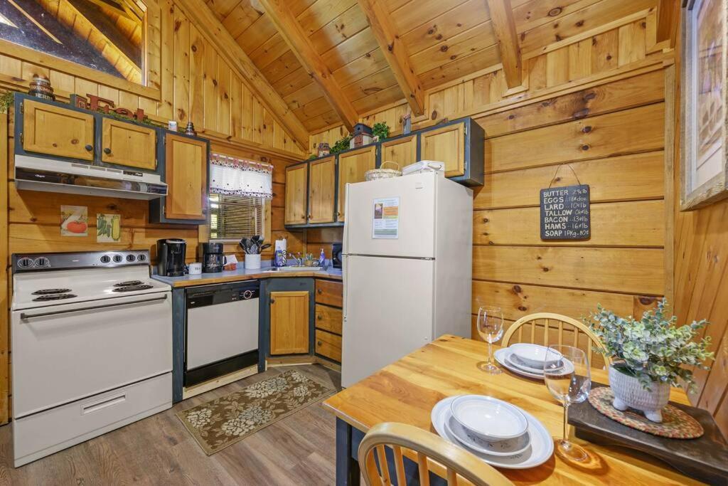 Do Not Disturb - Pigeon Forge Smoky Mountain Studio Cabin, Hot Tub, Fireplace 外观 照片